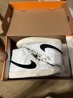 Nike Women’s Blazers Mid ‘77 Sneakers